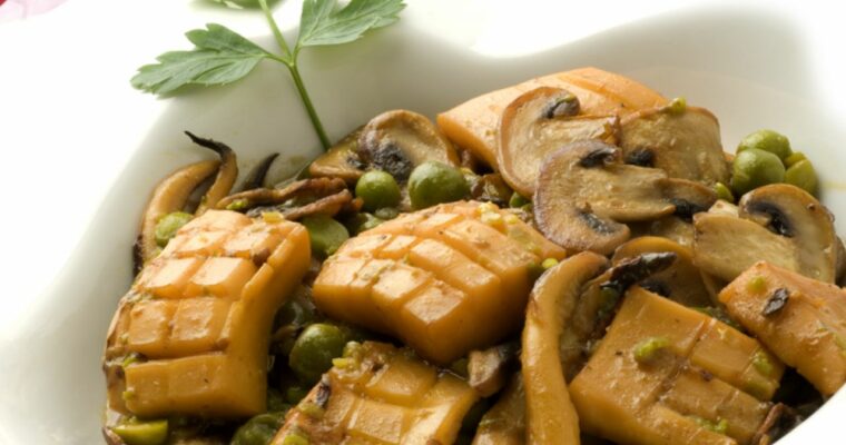 Sepia con guisantes y champiñones