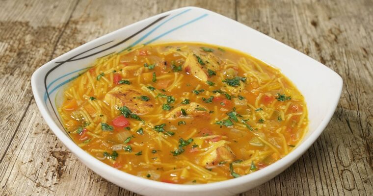 Sopa de pollo con fideos