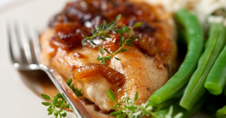 Pechuga de pollo con cebolla caramelizada