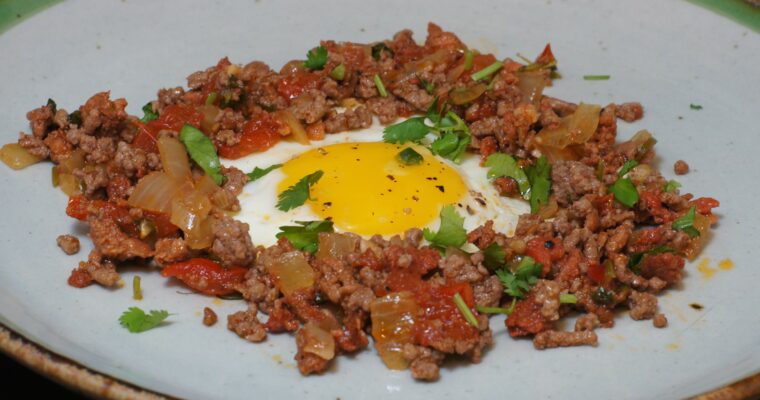 Picadillo de chorizo con huevos patatas y pimientos fritos
