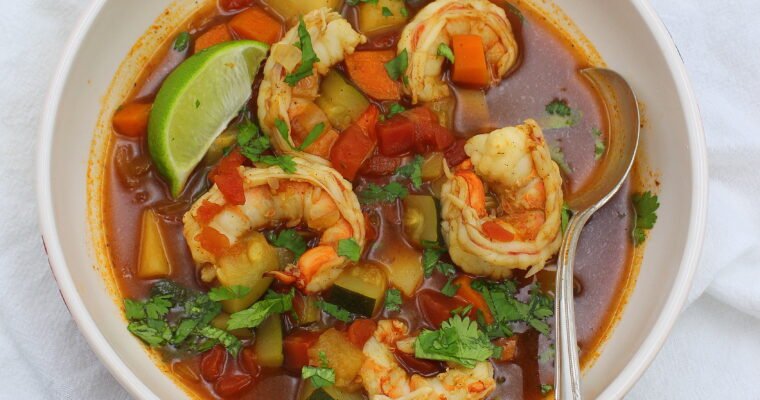 Sopa fría de mango y tomate con gambas rojas