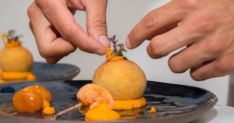 Brochetas de sepia con tomate concassé dulce y galletas de alioli