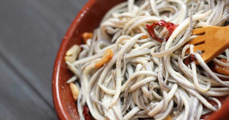 Cestitas de gulas y gambas
