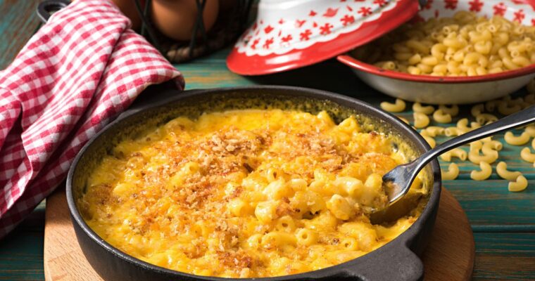 Macarrones con bacon y pasas