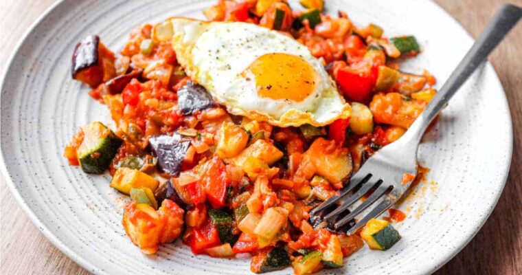 Pisto manchego con huevo frito Plato tradicional y rico