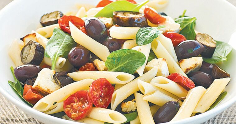 Ensalada de pasta con berejena tomates y feta