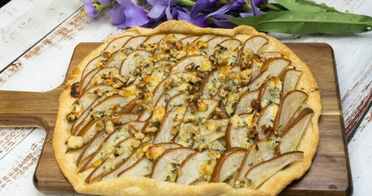 Ensalada de pera en hojaldre con queso azul y fresas