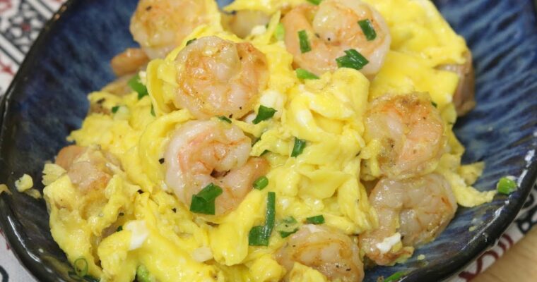 Huevos rotos con gambas al ajillo