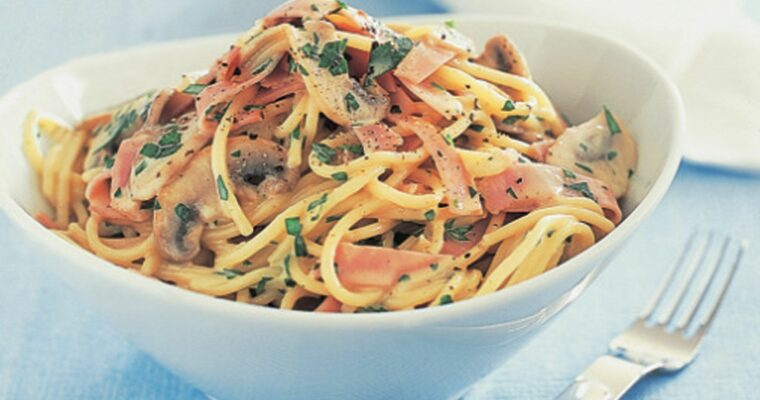 Espaguetis con champiñones y jamón