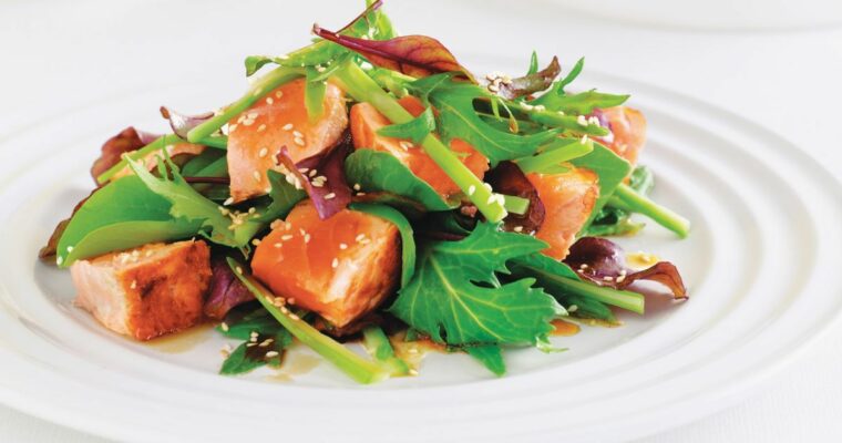 Ensalada templada de salmón y espárragos verdes