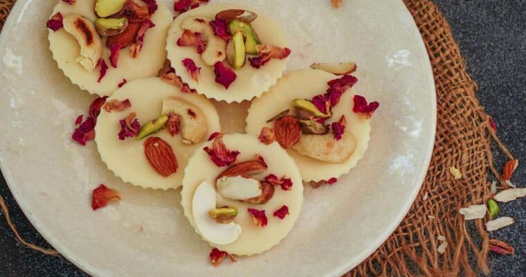 Copas de chocolate blanco con mango y almendras