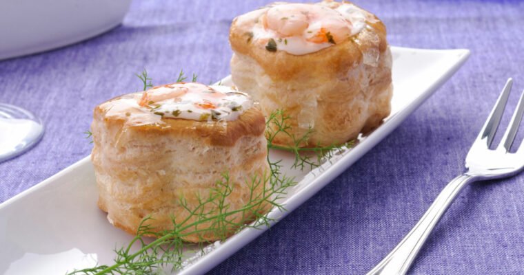 Volovanes rellenosde aguacate y salmón