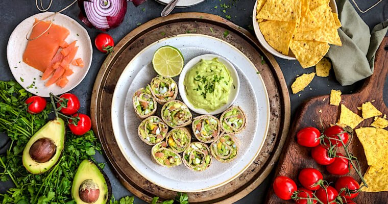 Rollitos de salmón y aguacate con aliño de cilantro y lima