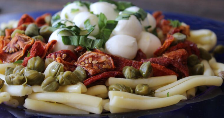 Fusilli con tomates secos mozarella y albahaca