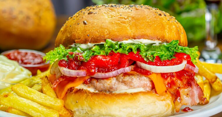 Hamburguesa de pollo casera con pimientos asados