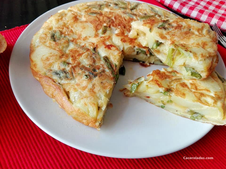 Tortilla de patatas con espárragos trigueros
